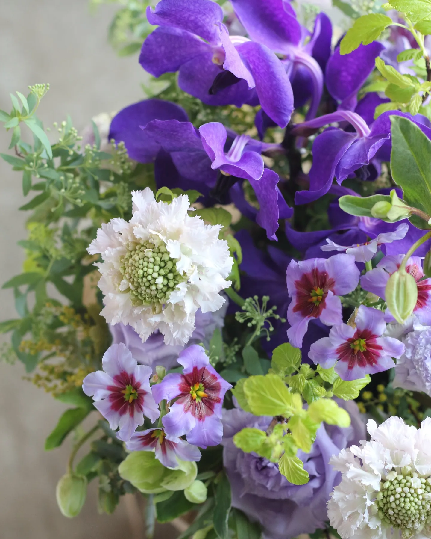 ブルー＆パープルで、ナチュラルな素材感のラウンドアレンジメン...