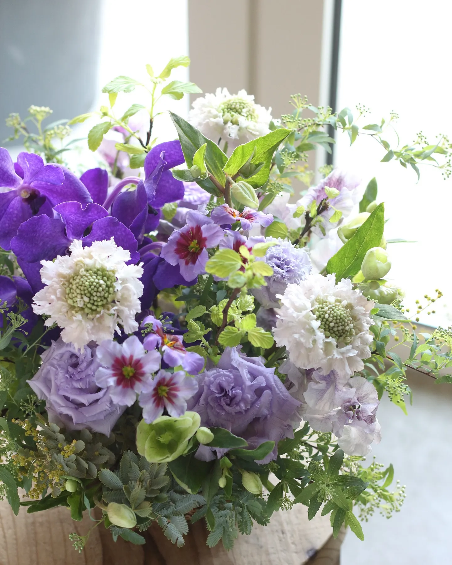 ブルー＆パープルで、ナチュラルな素材感のラウンドアレンジメン...