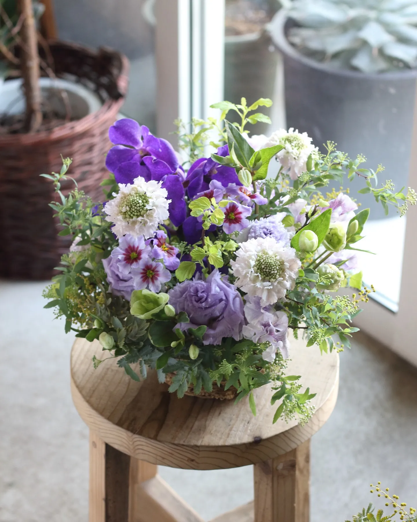 ブルー＆パープルで、ナチュラルな素材感のラウンドアレンジメン...