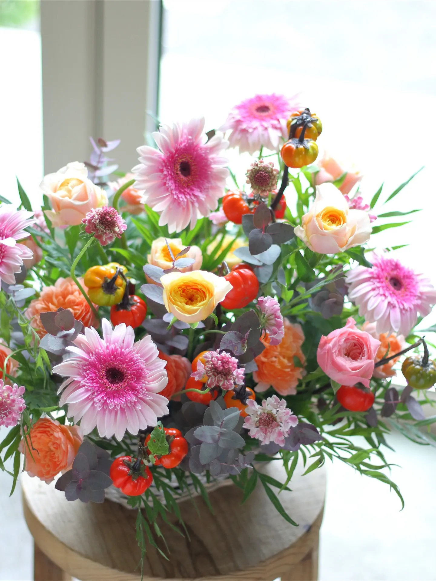 秋の装いを添えて、軽やかなフラワーアレンジメントに。